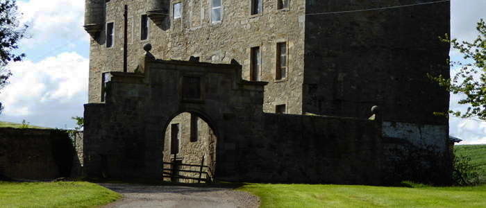Midhope castle which was used for filming Lallybroch